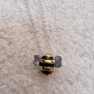 💖BOGO FREE💖 NWOT Bee necklace 🐝